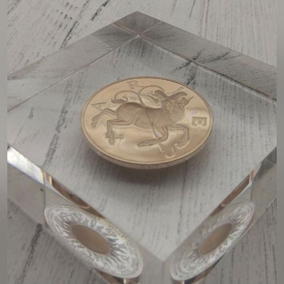 Zodiac Coin Medal Aries Gold-Bronze Lucite Paperweight Vintage Franklin Mint - Picture 14 of 14